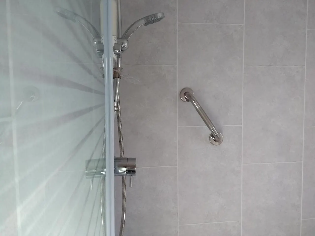 Very Central Location- Free Parking - 2 Bedrooms Belfast Apartamento