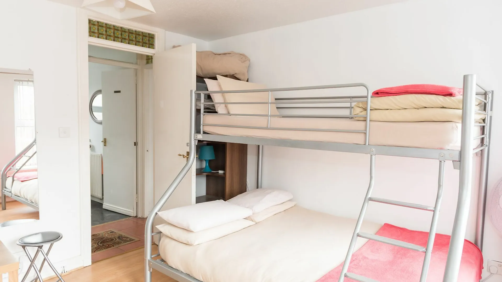 Very Central Location- Free Parking - 2 Bedrooms Belfast